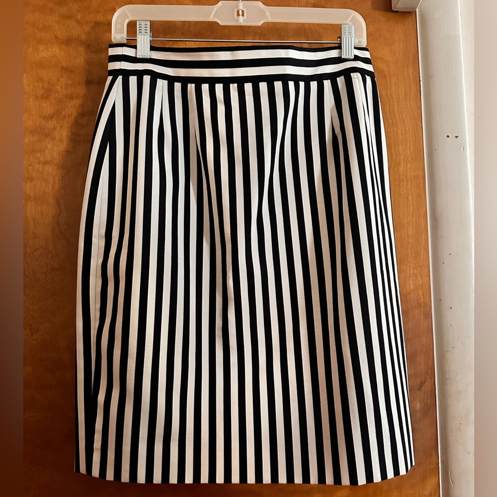 Classy Escada black m white striped skirt knee length size 40